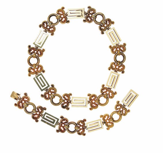 A SET OF ANTIQUE GOLD JEWELRY
