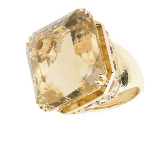 A CITRINE AND GOLD RING