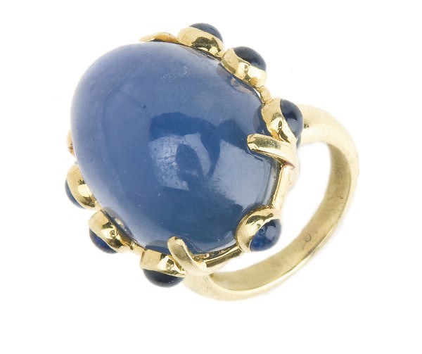 A STAR SAPPHIRE AND 18K GOLD RING