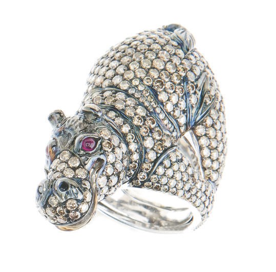 A COLORED DIAMOND, RUBY AND 18K GOLD AND BLACKENED GOLD HIPPO RING