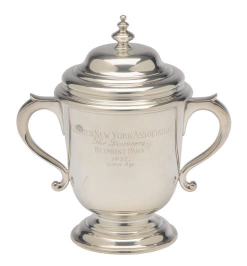 AN AMERICAN SILVER PRESENTATION CUP AND COVER,