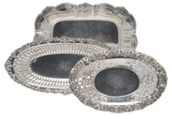 A GROUP OF FIVE AMERICAN SILVER DISHES AND A SERVING TRAY,