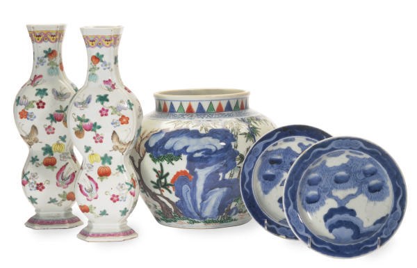 A PAIR OF CHINESE FAMILLE ROSE FLATTENED DOUBLE-GOURD FORM VASES, A WUCAI GLOBULAR JAR, AND A PAIR OF JAPANESE BLUE AND WHITE PLATES,