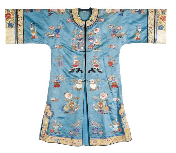 A CHINESE SILK EMBROIDERED INFORMAL ROBE,