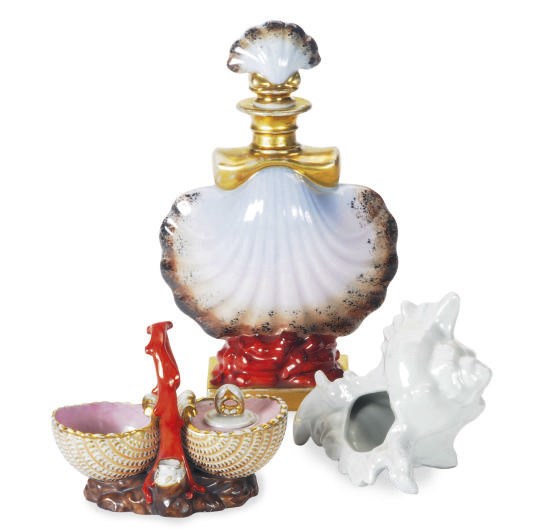 A PARIS PORCELAIN SCALLOP-FORM PERFUME BOTTLE AND STOPPER AND AN ENGLISH PORCELAIN DOUBLE-SHELL FORM INKWELL AND COVER,