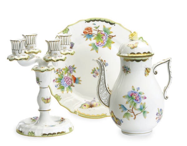 A HUNGARIAN PORCELAIN PART TABLE SERVICE AND ACCESSORIES IN THE 'QUEEN VICTORIA' PATTERN,