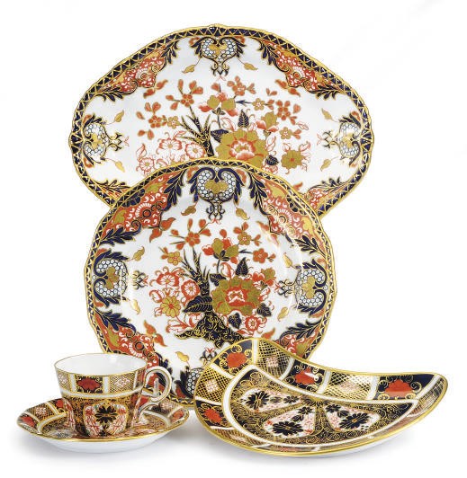 AN ASSEMBLED ENGLISH IMARI PORCELAIN PART SERVICE,