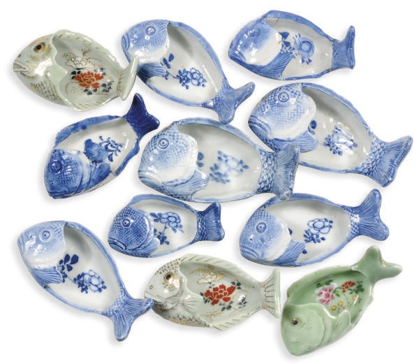 A GROUP OF EIGHT BLUE AND WHITE FISH-FORM DISHES AND THREE SIMILAR CELADON GLAZED DISHES,