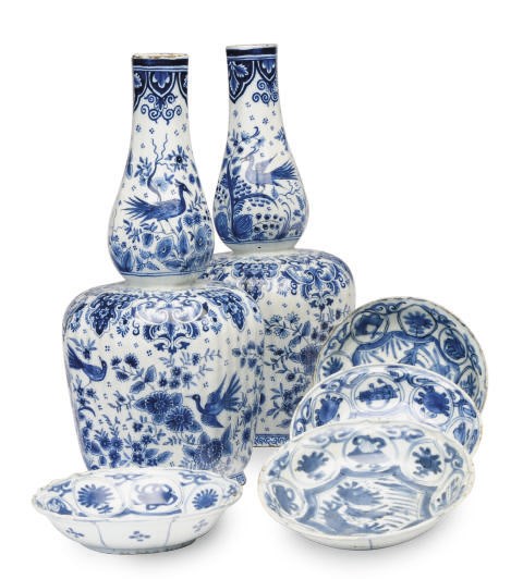 A PAIR OF DUTCH DELFT BLUE AND WHITE BOTTLE VASES AND A GROUP OF FOUR KRAAK PORCELAIN DISHES,