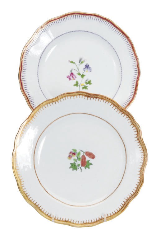 A GROUP OF CHINESE EXPORT PORCELAIN FAMILLE ROSE PLATES,