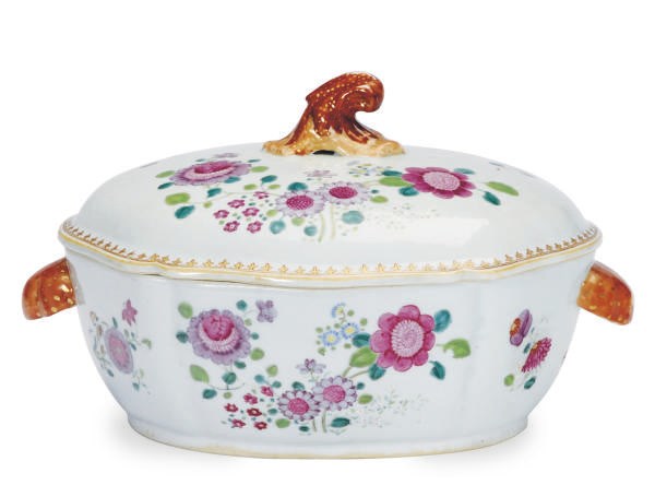 A CHINESE EXPORT PORCELAIN FAMILLE ROSE OVAL TUREEN AND COVER,