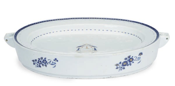 A CHINESE EXPORT ARMORIAL HOT WATER PLATTER,