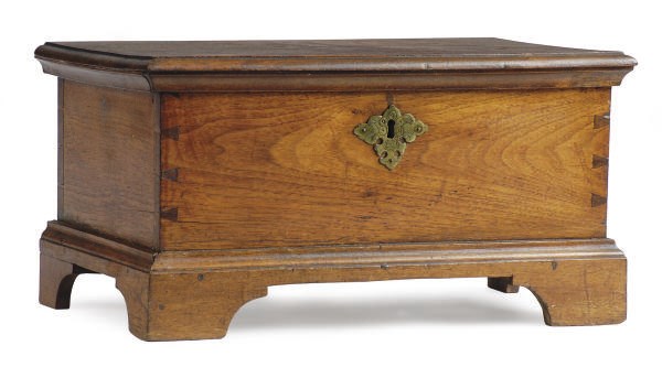 AN AMERICAN WALNUT TABLE BOX,