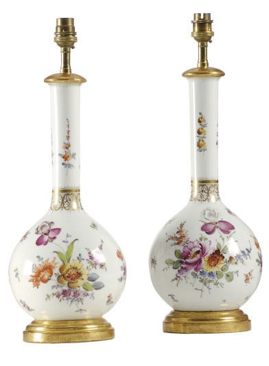 A PAIR OF CONTINENTAL PORCELAIN TABLE LAMPS,
