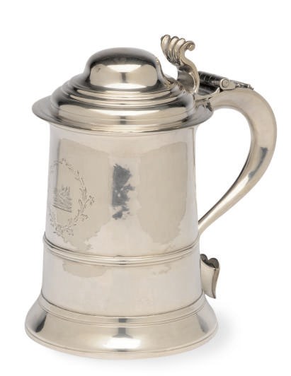 A GEORGE I SILVER TANKARD WITH HINGED COVER,
