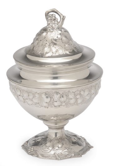 AN AMERICAN SILVER LARGE SUGAR BOWL AND COVER,