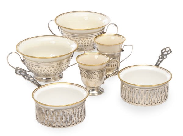 A GROUP OF AMERICAN SILVER AND PORCELAIN TABLE WARES,