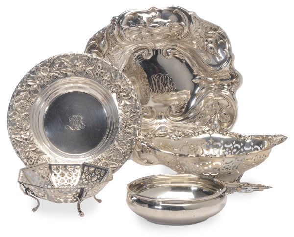 A GROUP OF AMERICAN SILVER TABLE WARES AND AN ENGLISH SILVER NUT BOWL,