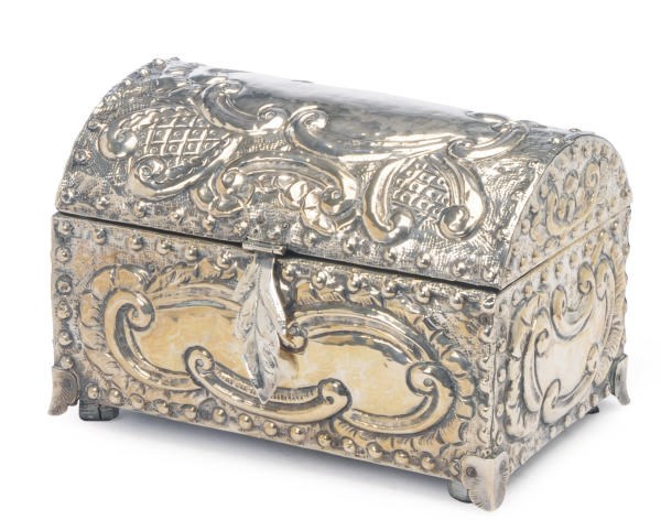 A COLONIAL-STYLE SILVER MOUTED CASKET WITH HINGED COVER,