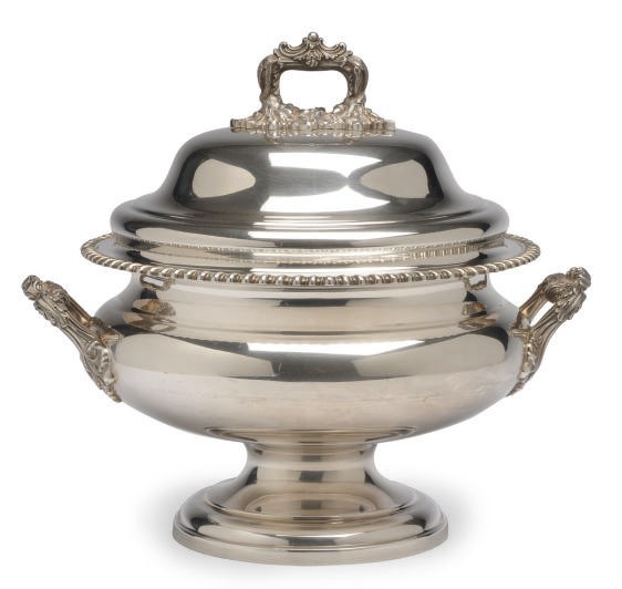 AN ELIZABETH II SOUP TUREEN AND COVER,