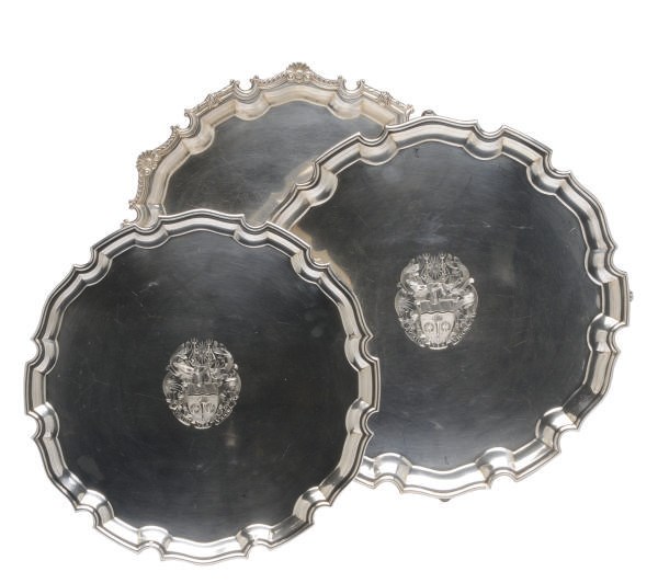 THREE ELIZABETH II SALVERS IN GRADUATED SIZES,