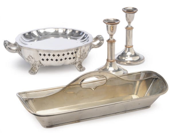 A PAIR OF SHEFFIELD PLATED TELESCOPING CANDLESTICKS AND A PAIR OF SILVER-PLATED WARMING DISHES,
