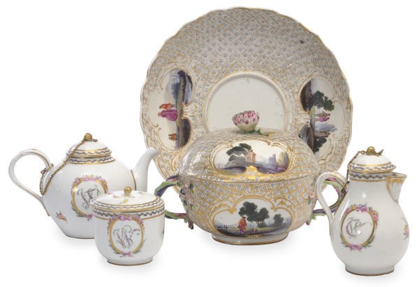 A SWISS PORCELAIN PART SOLITAIRE AND A GERMAN TRELLIS-GROUND ECUELLE, COVER AND STAND,