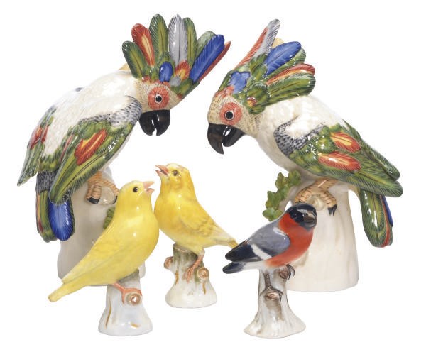 A PAIR OF GERMAN PORCELAIN MODELS OF PARROTS AND THREE SMALLER BIRDS,