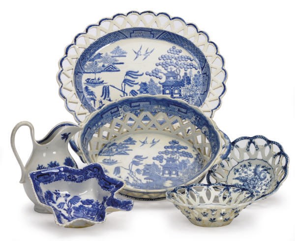 A GROUP OF ENGLISH BLUE AND WHITE PORCELAIN TABLE WARES TRANSFER PRINTED IN THE 'WILLOW' PATTERN,