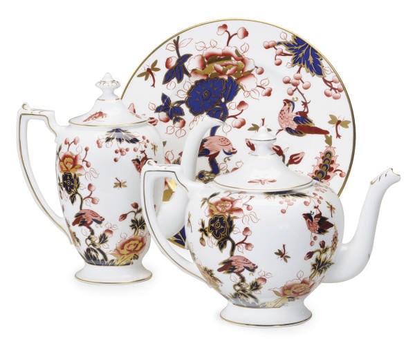 AN EXTENSIVE ENGLISH PORCELAIN PART SERVICE IN THE 'HONG KONG' PATTERN,