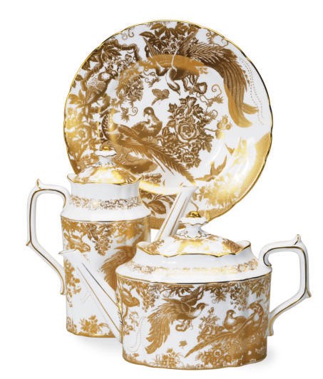 AN ENGLISH GILT PORCELAIN EXTENSIVE PART DINNER SERVICE IN TEH 'GOLDEN AVES',