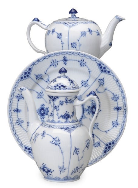 AN EXTENXIVE DANISH PART DINNER SERVICE IN THE 'BLUE LACE' PATTERN,