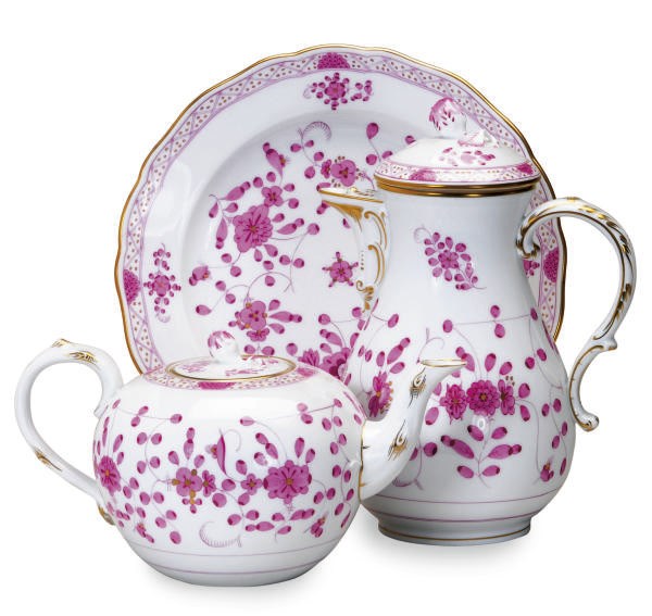 AN EXTENSIVE GERMAN PORCELAIN PART DINNER SERVICE AND TABLEWARES IN THE 'INDIAN' PATTERN,