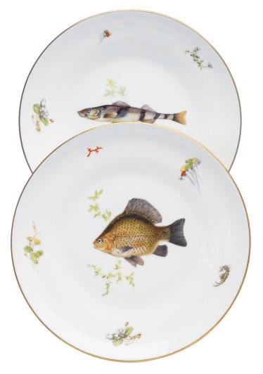 AN ASSEMBLED CONTINENTAL PORCELAIN PART FISH SERVICE,