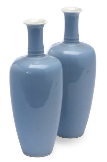 A PAIR OF CHINESE PORCELAIN CLAIR-DE-LUNE-GLAZED AMPHORAE,