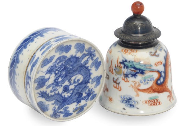 A SILVER AND HARDSTONE-MOUNTED CHINESE PORCELAIN WATERPOT AND A CIRCULAR BLUE AND WHITE BOX AND COVER,