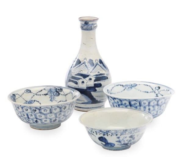 A GROUP OF THREE CHINESE PORCELAIN BLUE AND WHITE BOWLS AND A BOTTLE VASE,