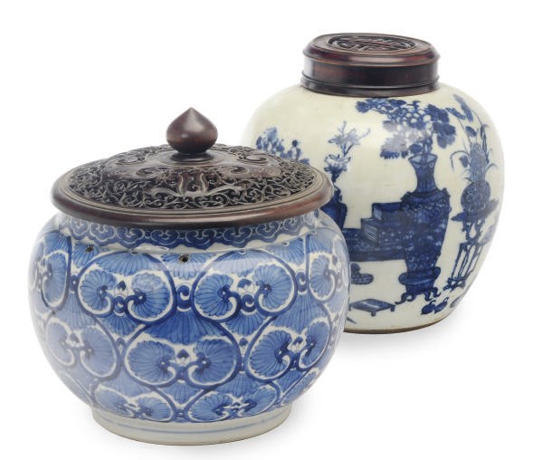 A CHINESE BLUE AND WHITE GINGER JAR AND A WOOD COVER,