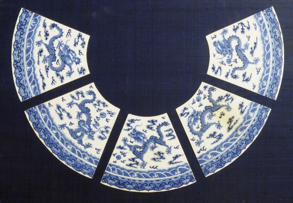 A SET OF FIVE CHINESE PORCELAIN BLUE AND WHITE DRAGON TILES,