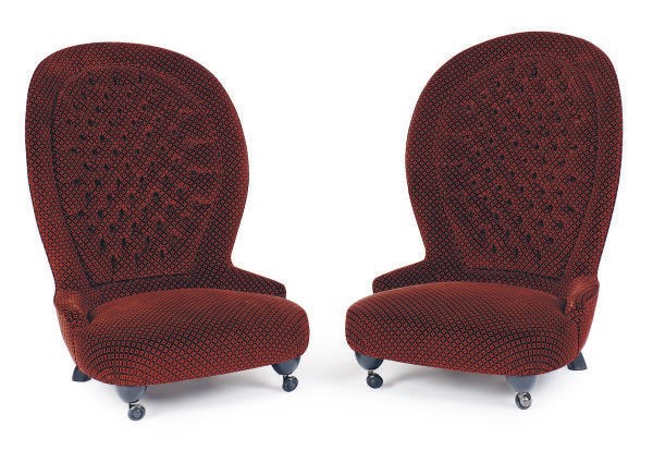 A PAIR OF BUTTON-TUFTED VELVET UPHOLSTERED 'BALLOON' STYLE LOW CHAIRS,