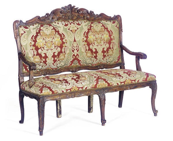 A CONTINENTAL WALNUT SETTEE,