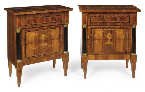 A PAIR OF ITALIAN WALNUT, MARQUETRY AND PARQUETRY COMMODINOS,