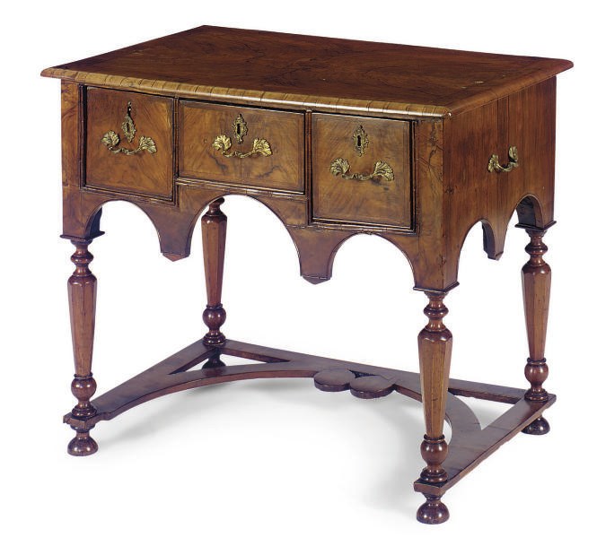 AN ENGLISH WALNUT AND FEATHERBANDED DRESSING TABLE,
