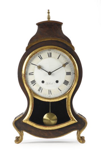 A PAINTED AND PARCEL-GILT MANTELCLOCK,