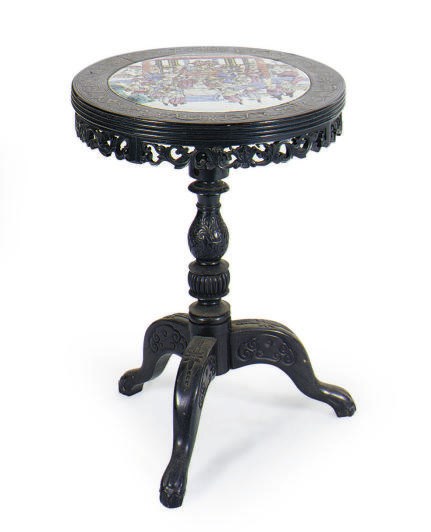 A CHINESE EXPORT PORCELAIN PLAQUE AND BRASS-INLAID HARDWOOD TILT-TOP TABLE,