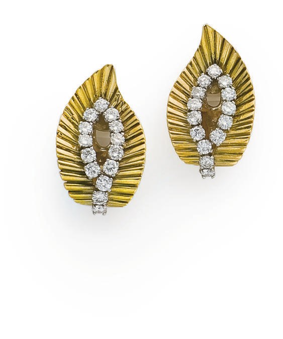PAIRE DE CLIPS D'OREILLES DIAMANTS, PAR VAN CLEEF & ARPELS