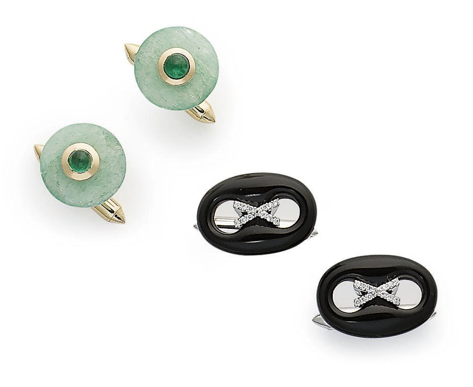 DEUX PAIRES DE BOUTONS DE MANCHETTES ONYX ET DIAMANTS ET AVENTURINES ET EMERAUDES
