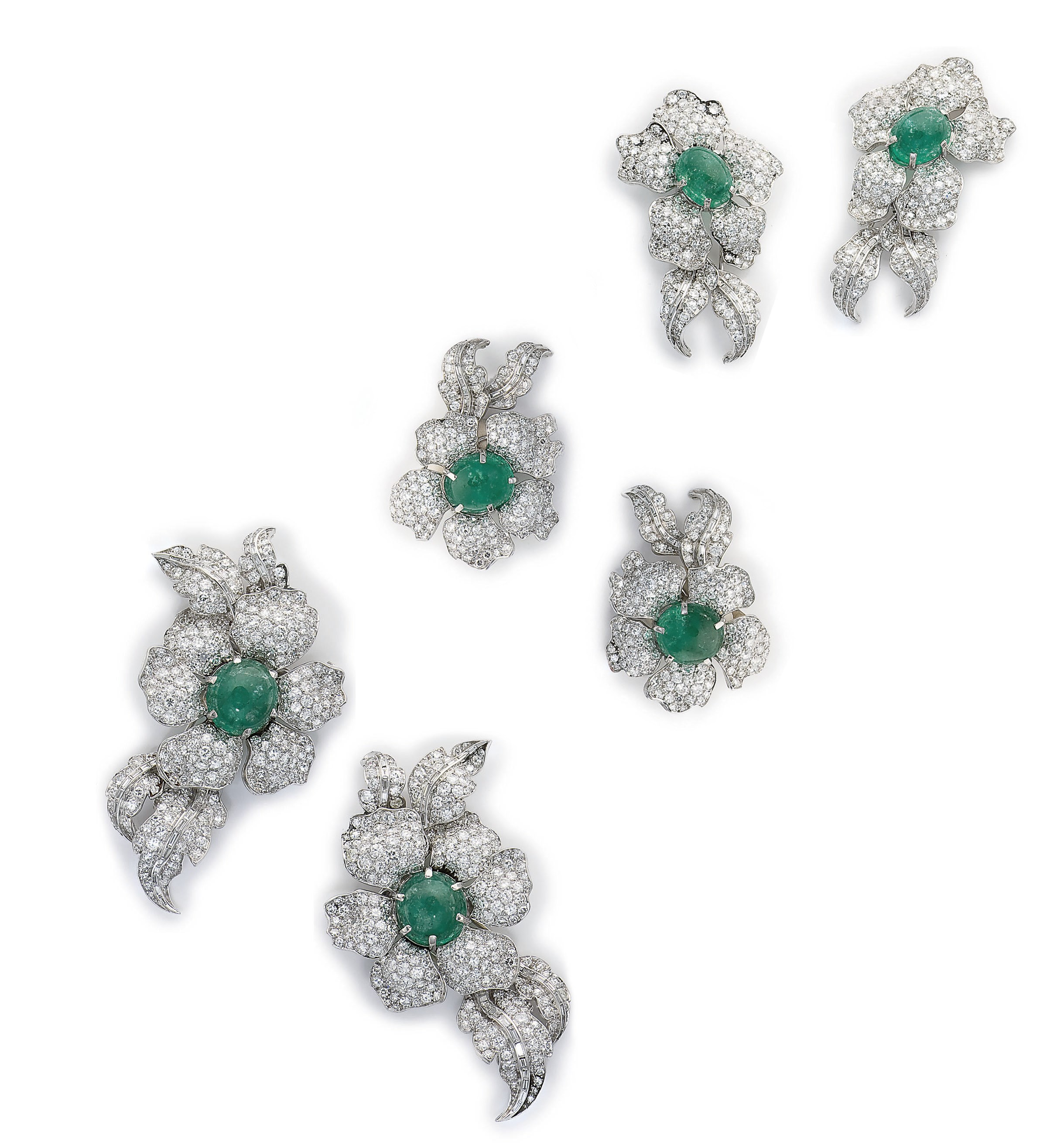 ENSEMBLE DE QUATRE BROCHES EMERAUDES ET DIAMANTS ET PAIRE DE CLIPS D'OREILLES EN SUITE