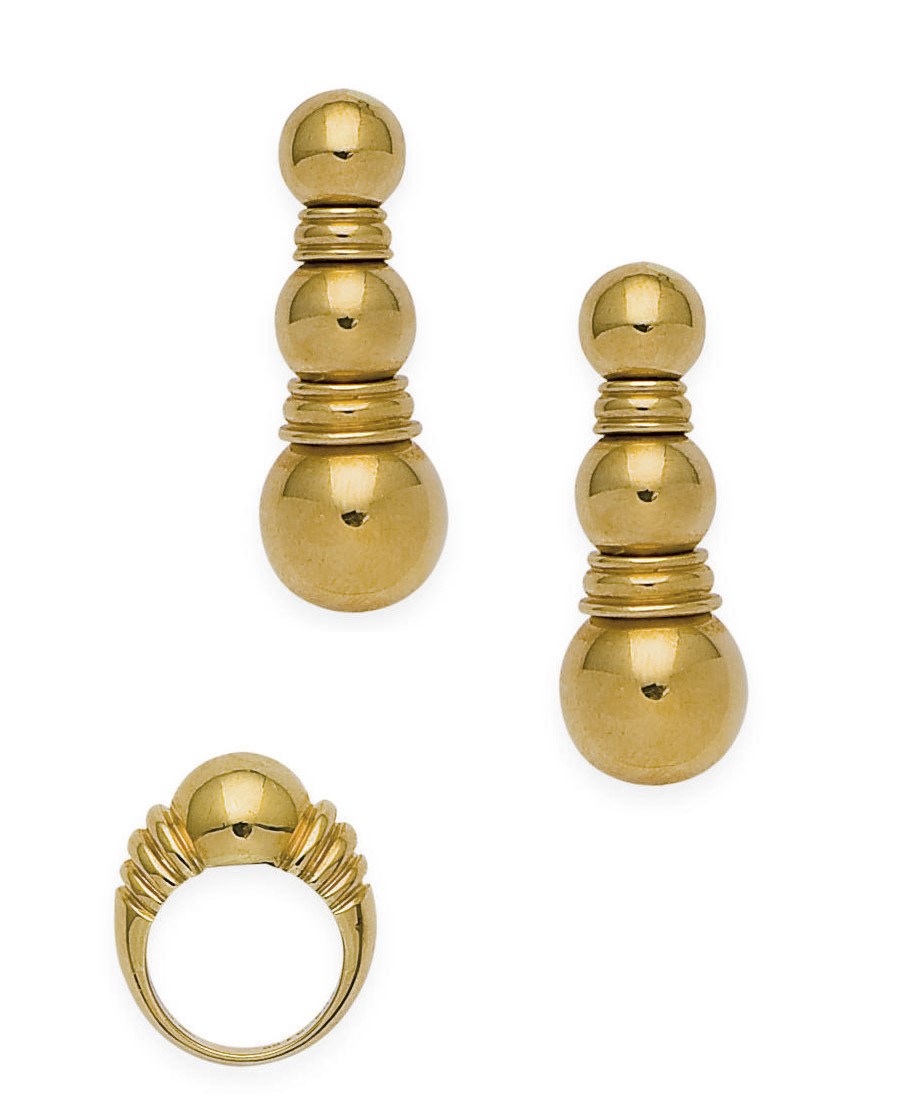 PAIRE DE PENDANTS D'OREILLES EN OR ET BAGUE EN SUITE, PAR BOUCHERON