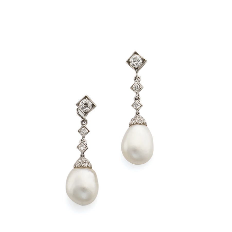PAIRE DE PENDANTS D'OREILLES ART DECO PERLES ET DIAMANTS